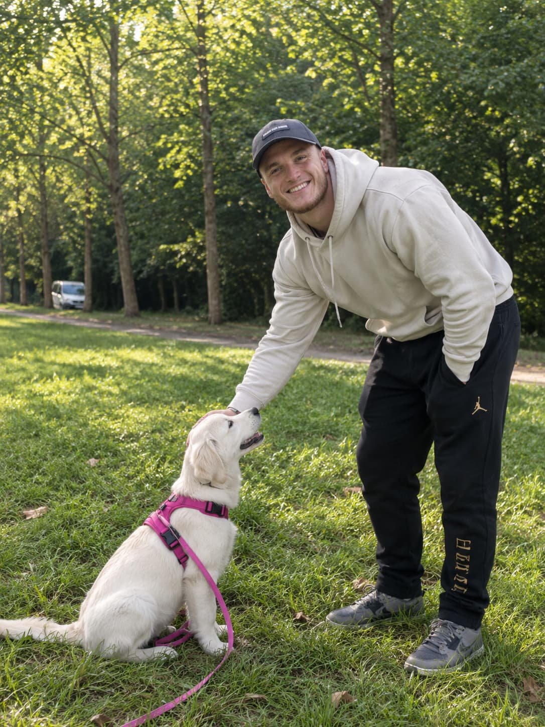 Éducateur canin avec un chiot golden retriever lors d'une séance à Montgeron